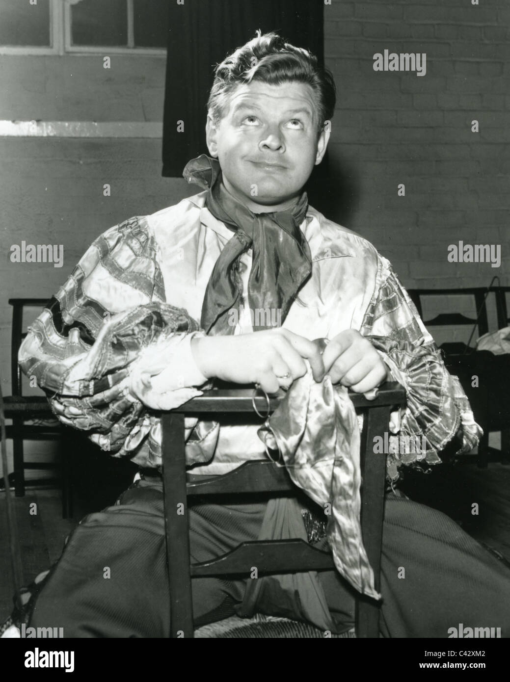 BENNY HILL (1924-1992) UK Komiker in Probe für seine TV-Show im November 1957 Stockfoto