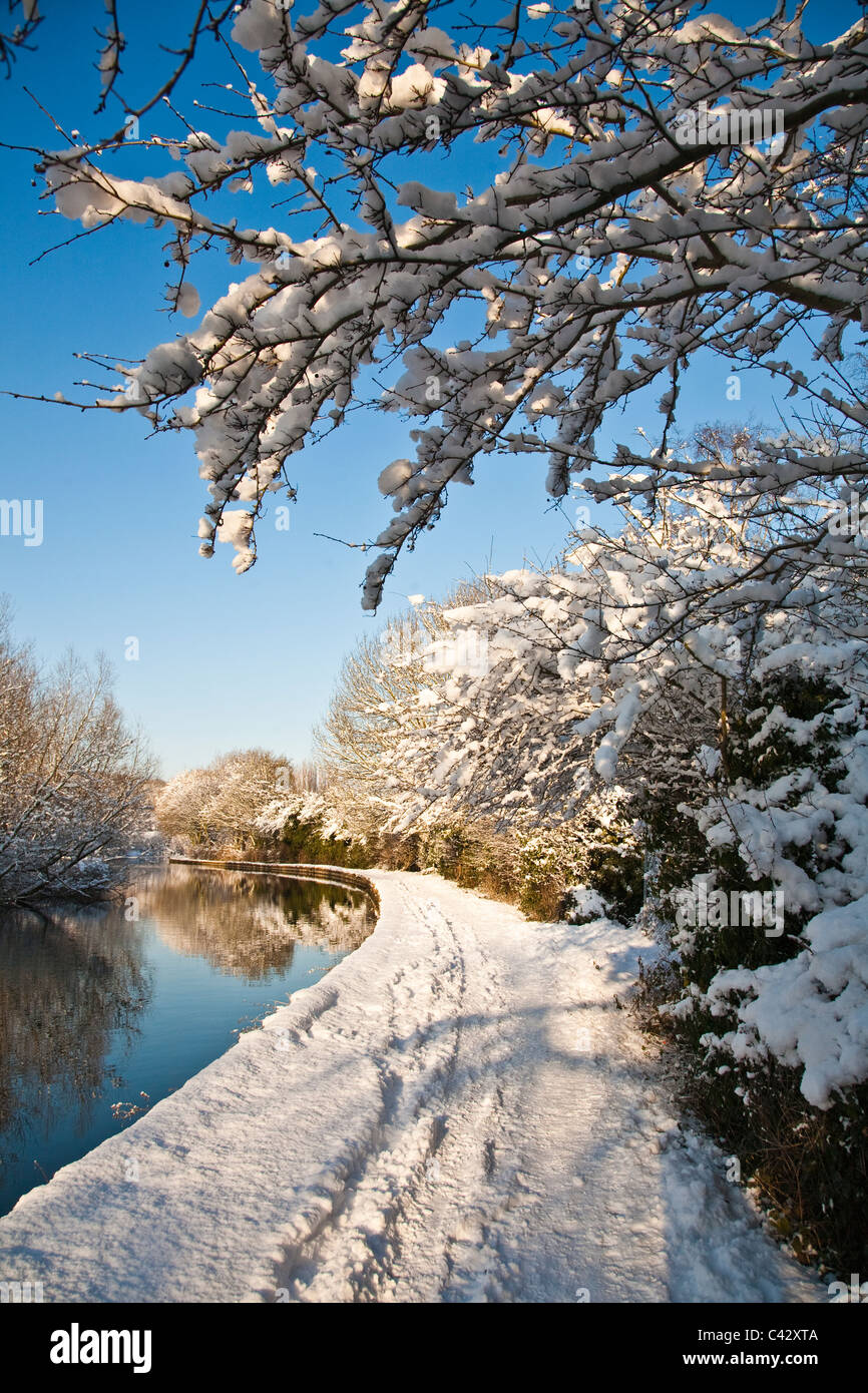 Winterschnee auf dem Grand union canal Stockfoto
