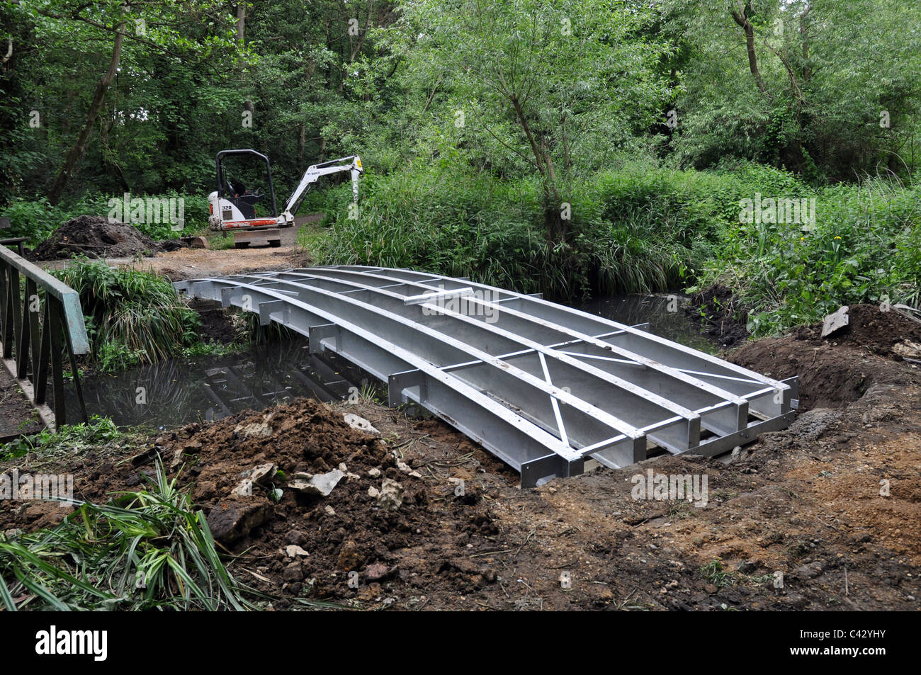 Basis für eine Fußgängerbrücke über den Fluss zu gehen Stockfoto