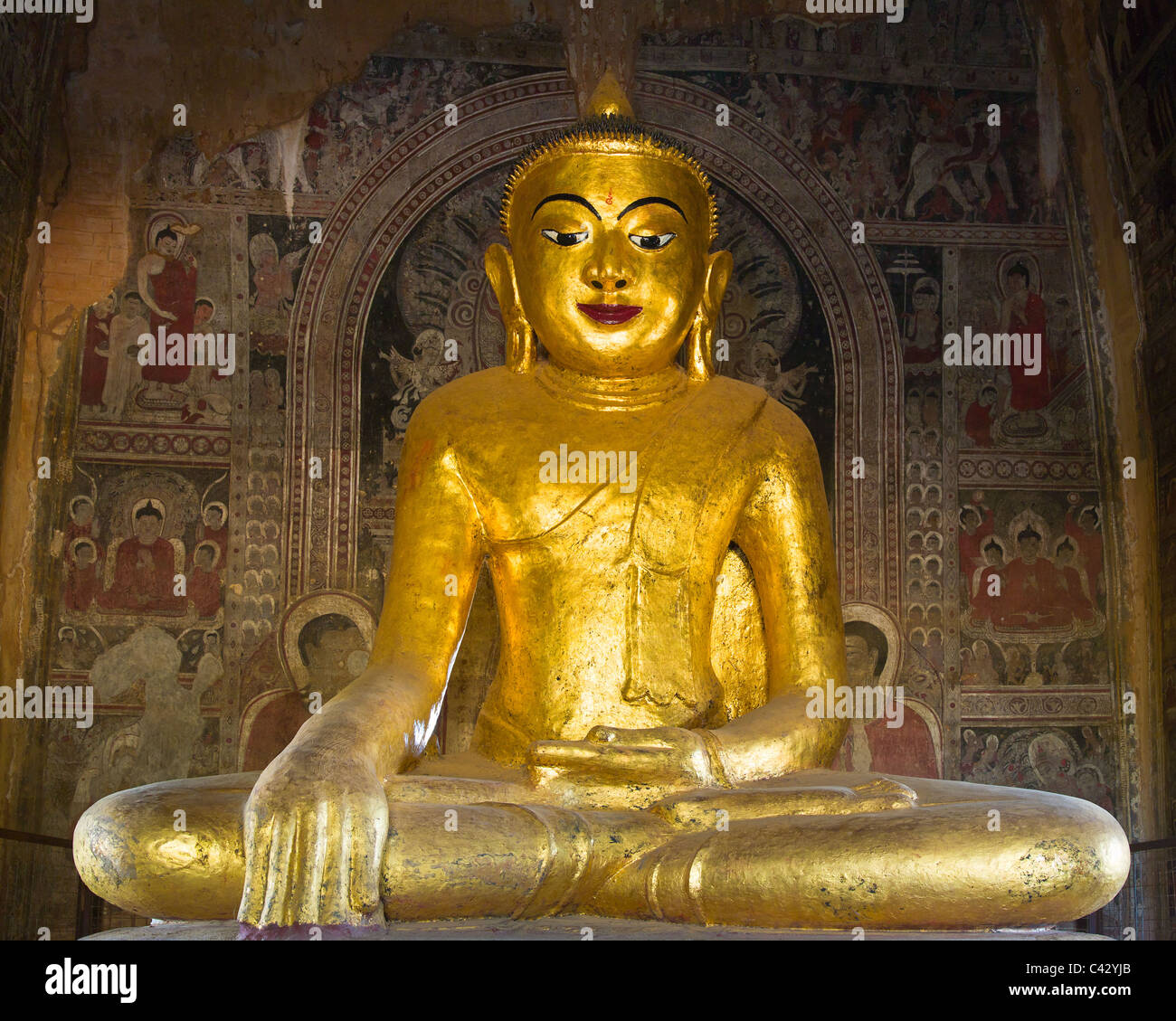 Goldene Statue des Buddha in einem Tempel von Bagan - Bagan, Myanmar, Burma Stockfoto