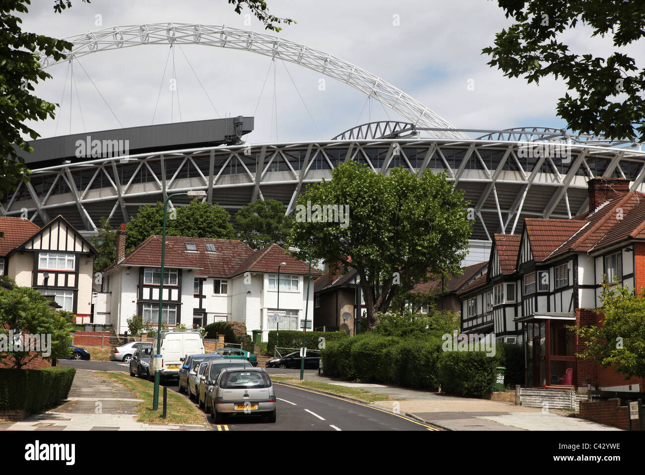 Wembley-Stadion, Blick vom nahe gelegenen Wohnstraßen Stockfoto