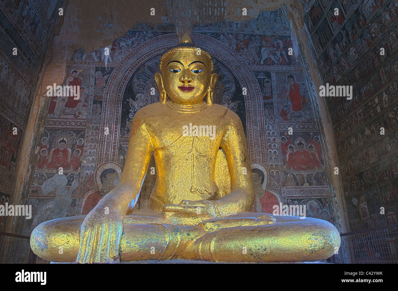 Goldene Statue des Buddha in einem Tempel von Bagan - Bagan, Myanmar, Burma Stockfoto