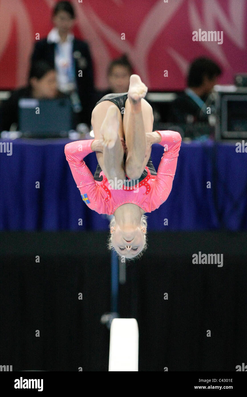 Jonna Adlerteg von Schweden im Wettbewerb in der 2010 Singapur Jugend Olympiade Frauen Strahl Finale. Stockfoto