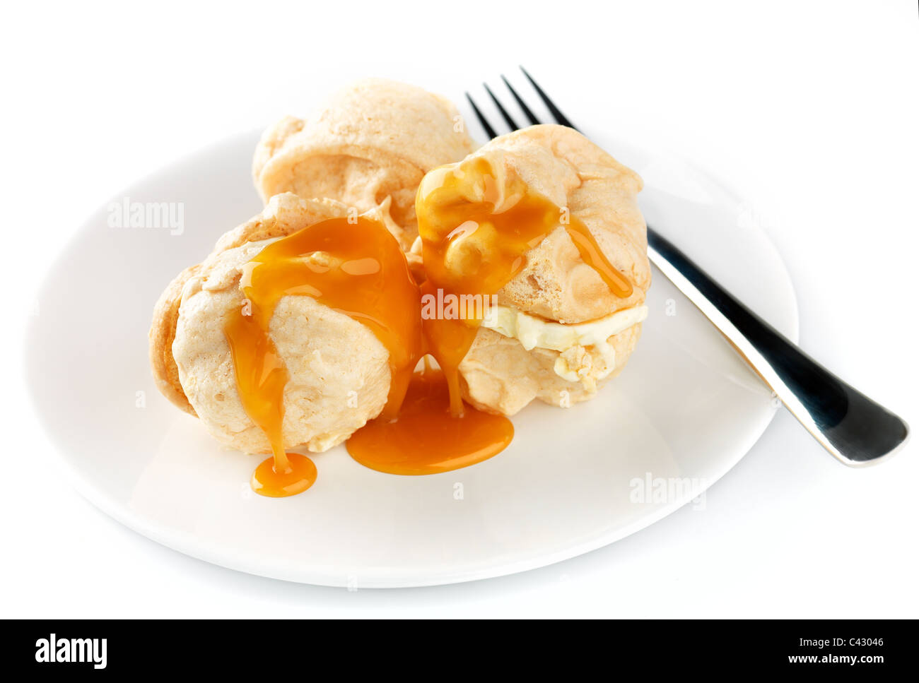 Baiser mit Karamell-Sauce dessert Stockfoto
