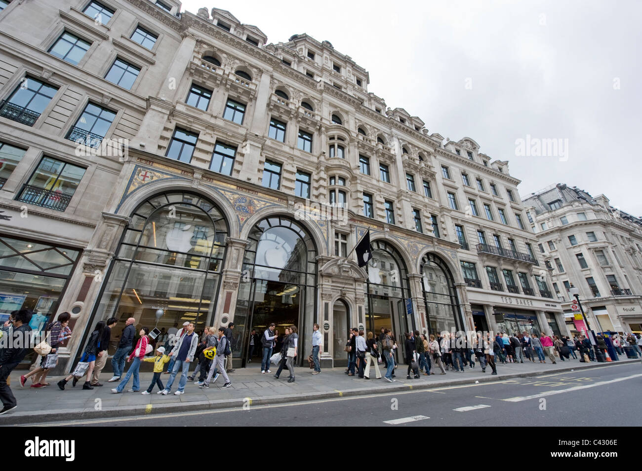 Die Schaufenster der Elektronik-Händler Apple auf Regent Street, London. (Nur zur redaktionellen Verwendung). Stockfoto