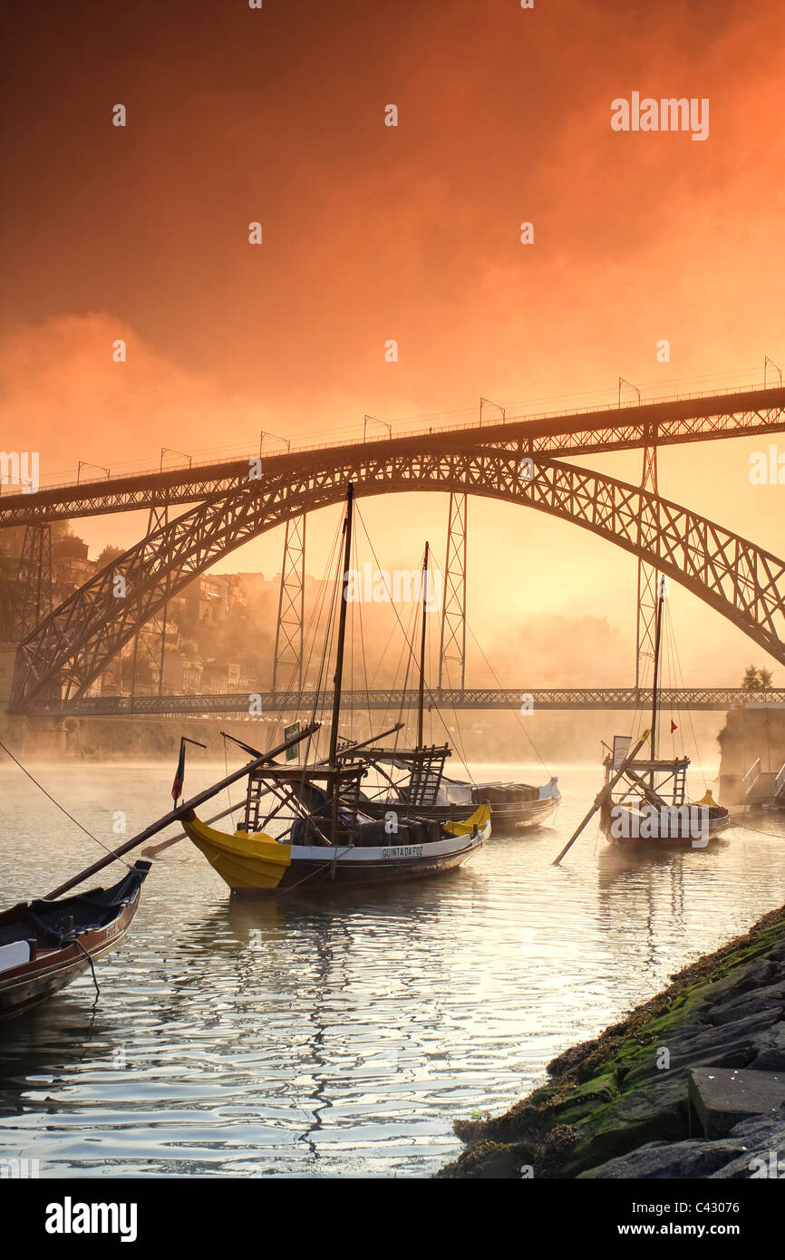 Porto Wein tragen Barcos (Schiffe), Fluss Douro und Skyline der Stadt Porto (UNESCO Weltkulturerbe), Portugal Stockfoto
