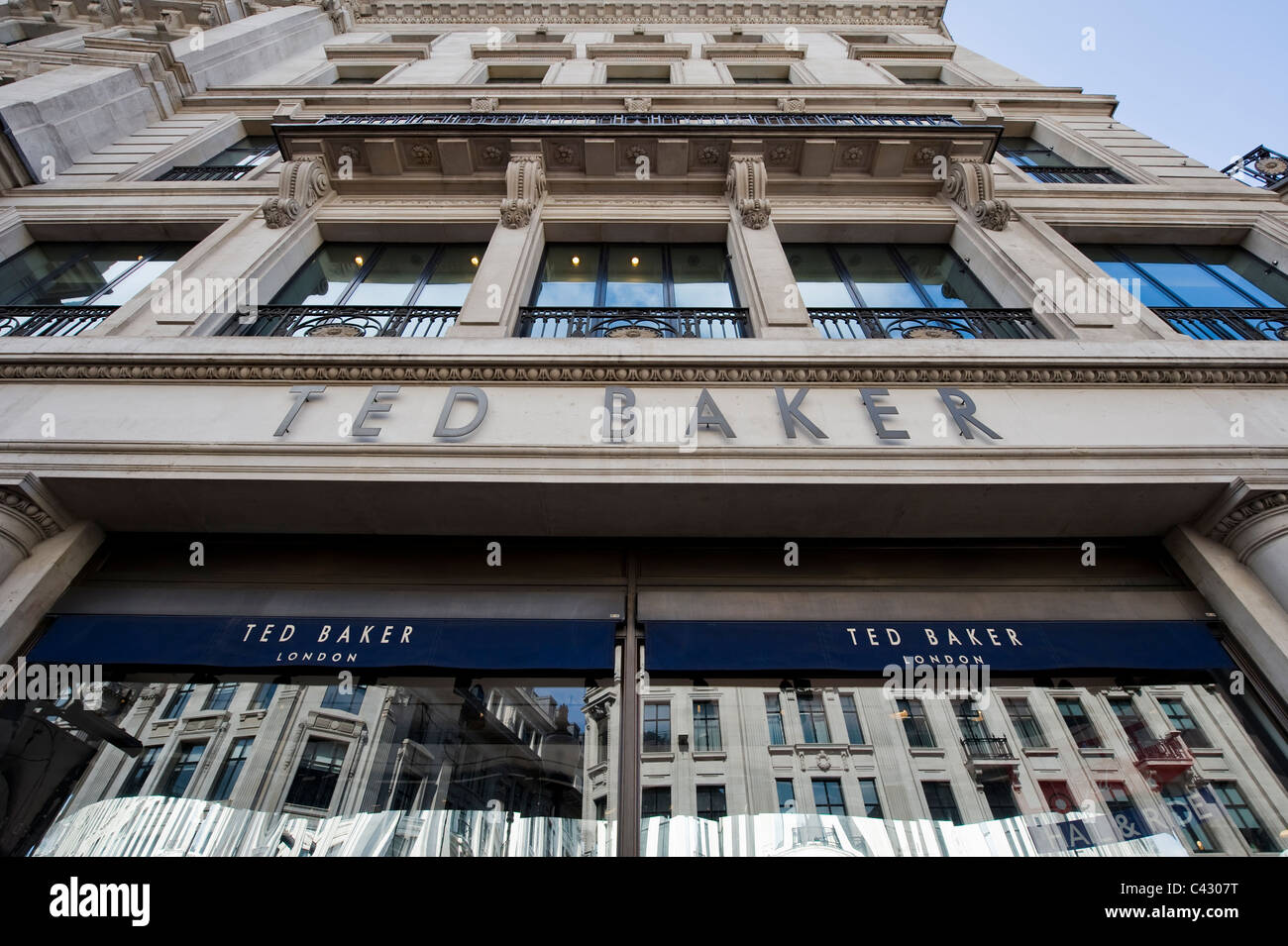 Die Schaufenster von der High Street Einzelhändler Ted Baker am Regent Street, London. (Nur zur redaktionellen Verwendung). Stockfoto