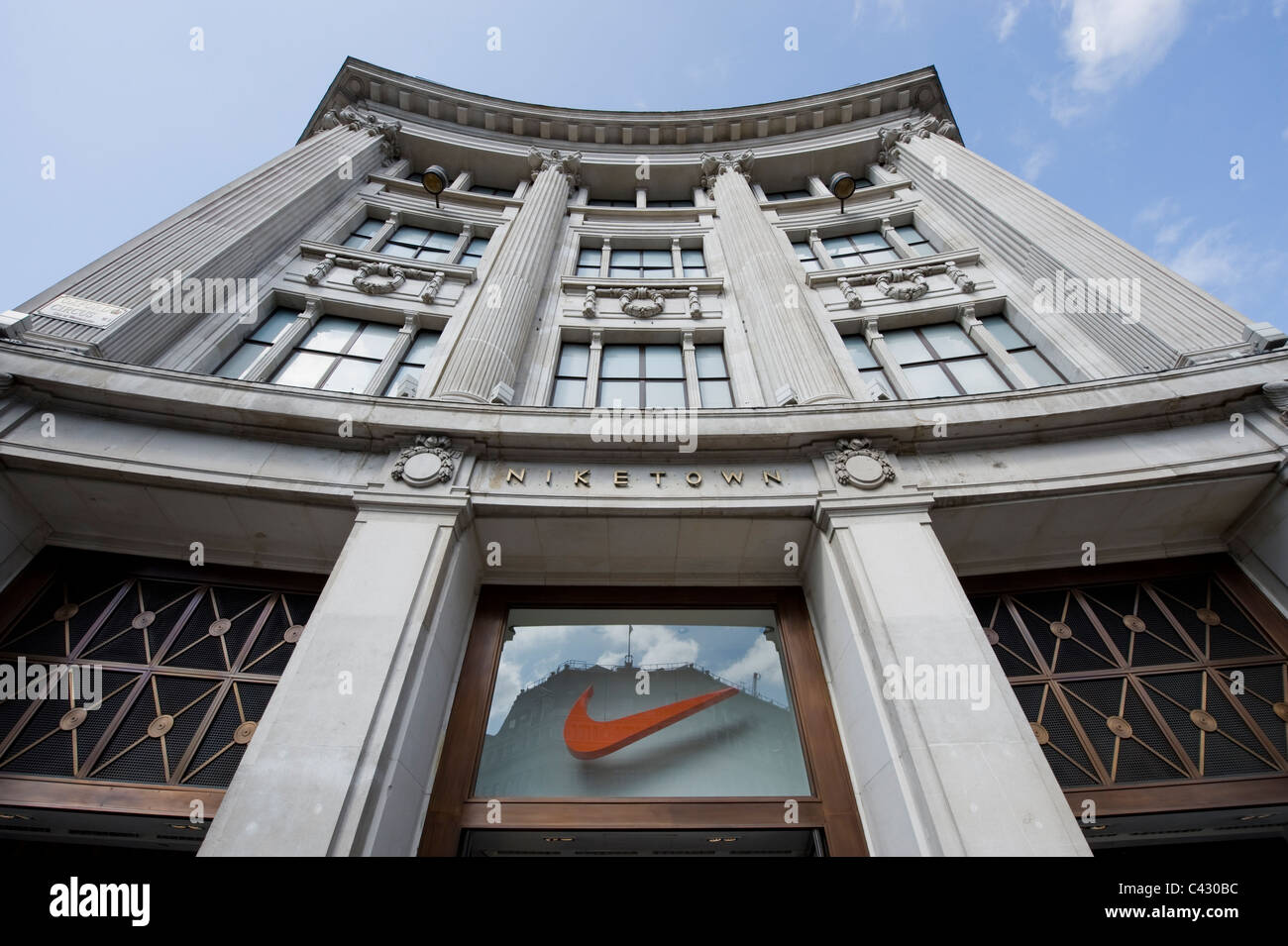 Die Schaufenster der Mode / Sportbekleidung Händler Nike auf der Oxford Street, London. (Nur zur redaktionellen Verwendung). Stockfoto