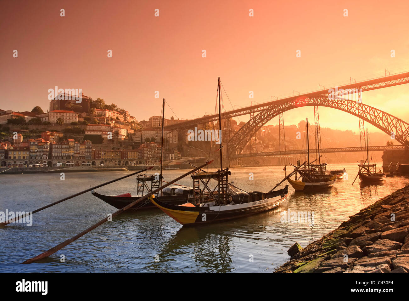 Porto Wein tragen Barcos (Schiffe), Fluss Douro und Skyline der Stadt Porto (UNESCO Weltkulturerbe), Portugal Stockfoto