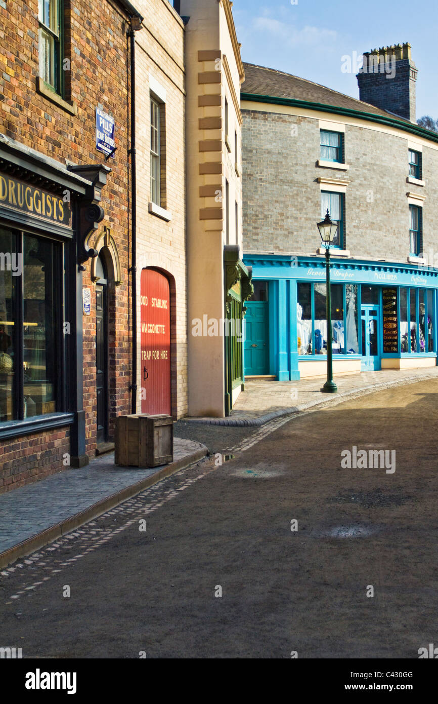 Nachbildung einer viktorianischen Straße im Freilichtmuseum Blists Hill in der Nähe von Ironbridge in Shropshire, England Stockfoto