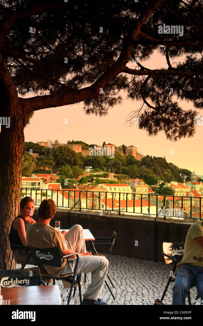 Cafe und Castelo de Sao Jorge, Miradouro da Graça, Lissabon, Portugal Stockfoto