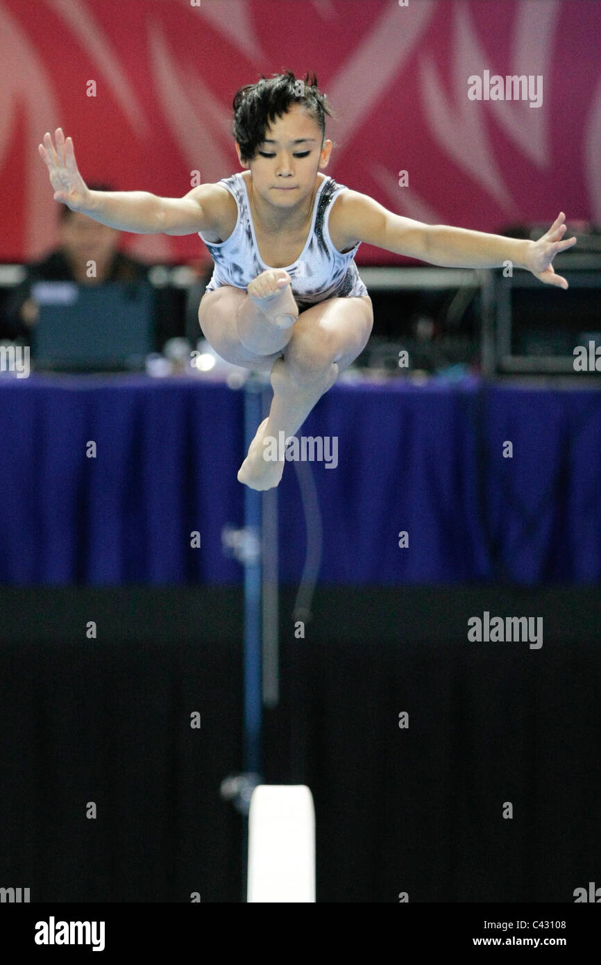 Harumy Freitas von Brasilien im Wettbewerb in der 2010 Singapur Jugend Olympiade Frauen Strahl Finale. Stockfoto