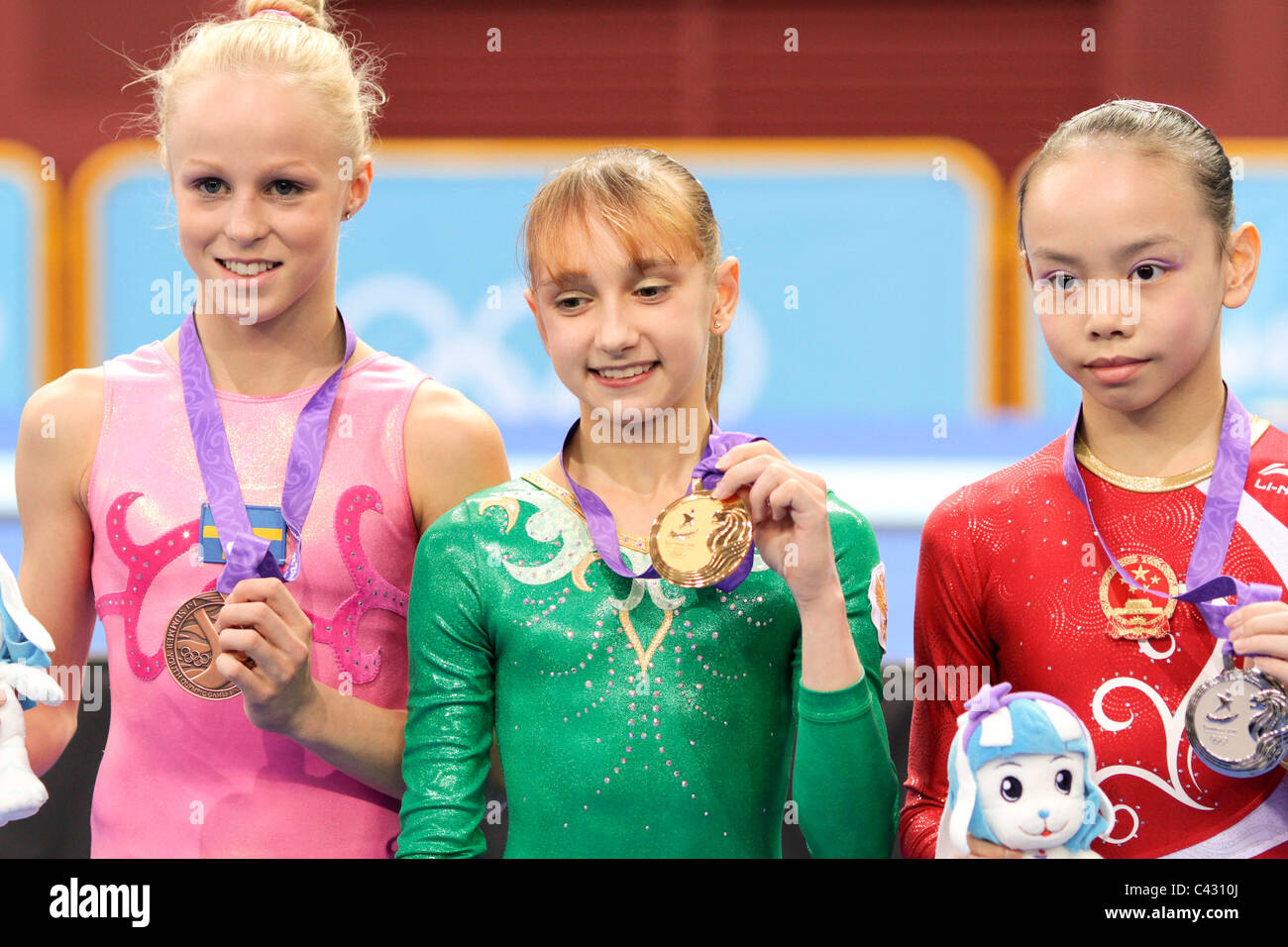 Frauen Stufenbarren Finale Medaillengewinner Jonna Adlerteg Von Sweden Right Tan Sixin Von China Left Und Viktoria Komova Russlands Stockfotografie Alamy