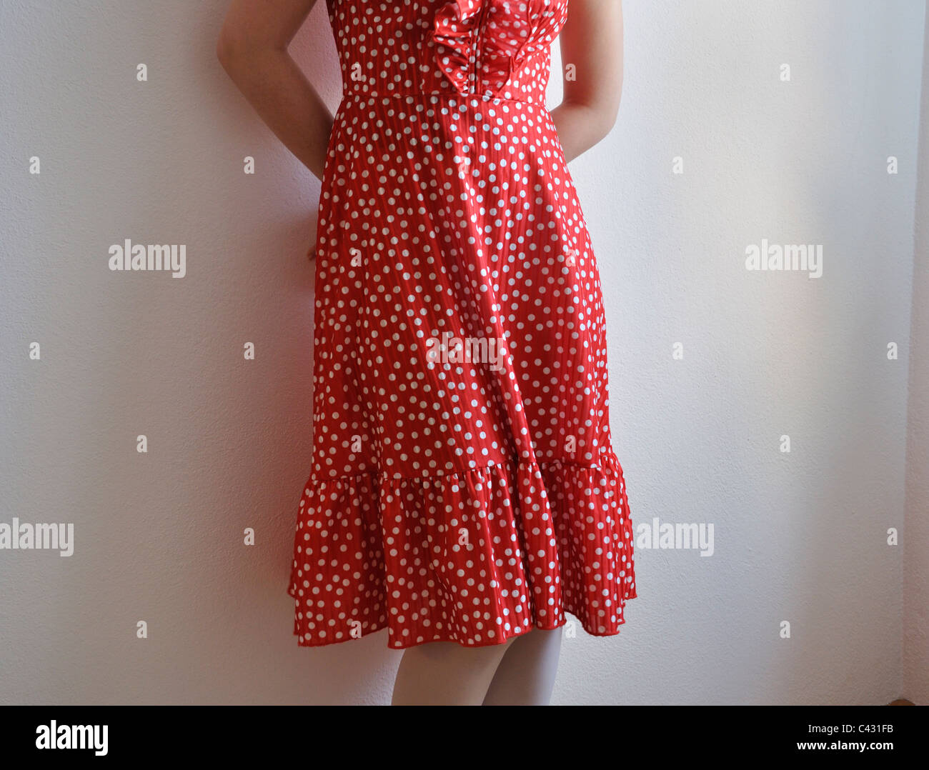 Junge Frau mit Polka Dot Kleid Stockfoto