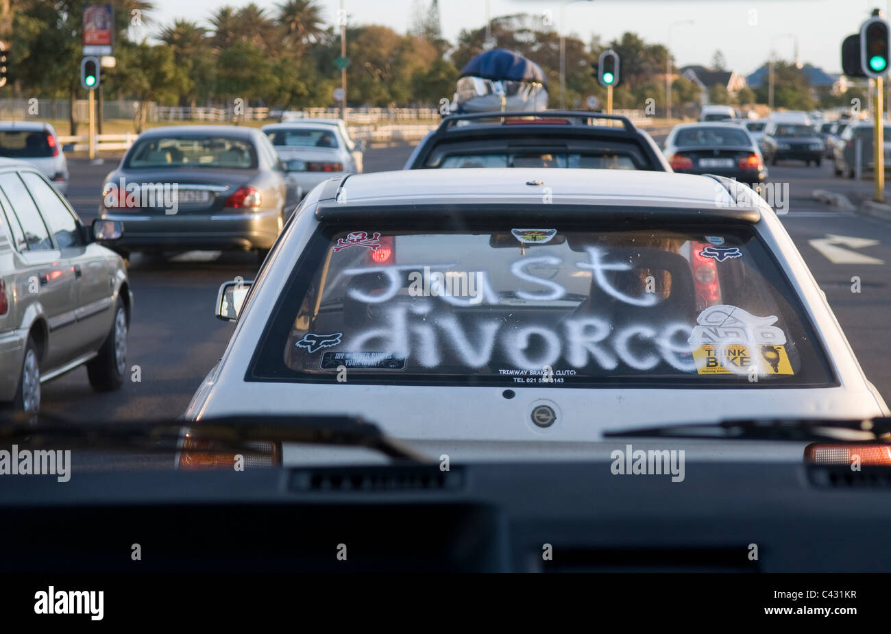 ein Auto mit "nur geschieden" geschrieben auf der hinteren Windschutzscheibe Stockfoto