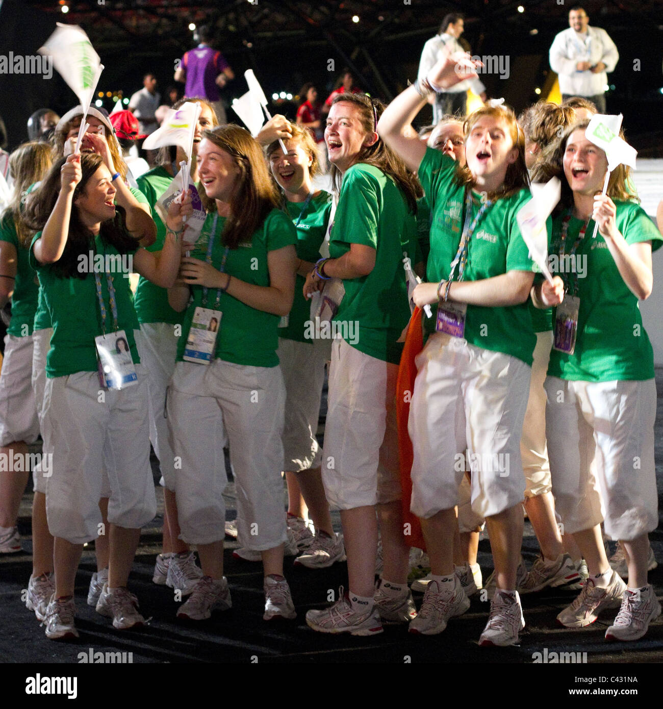 Athleten aus dem irischen Kontingent während der 2010 Singapur Olympischen Jugend-Winterspiele feierlich eröffnet. Stockfoto
