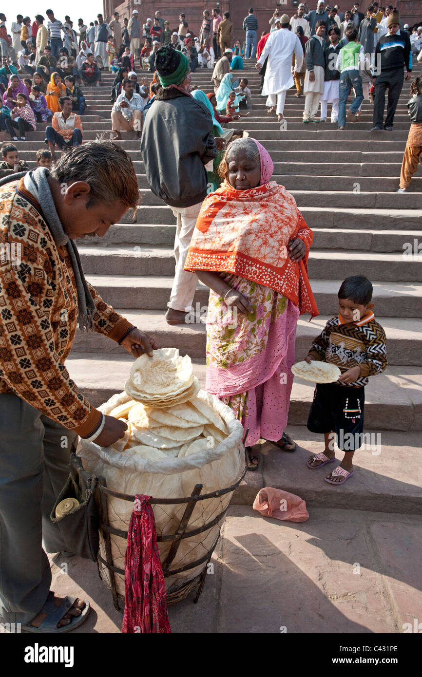 Mann, Papadam, einem traditionellen indischen Snak zu verkaufen. Vor Jama Masjid. Neu-Delhi. Indien Stockfoto