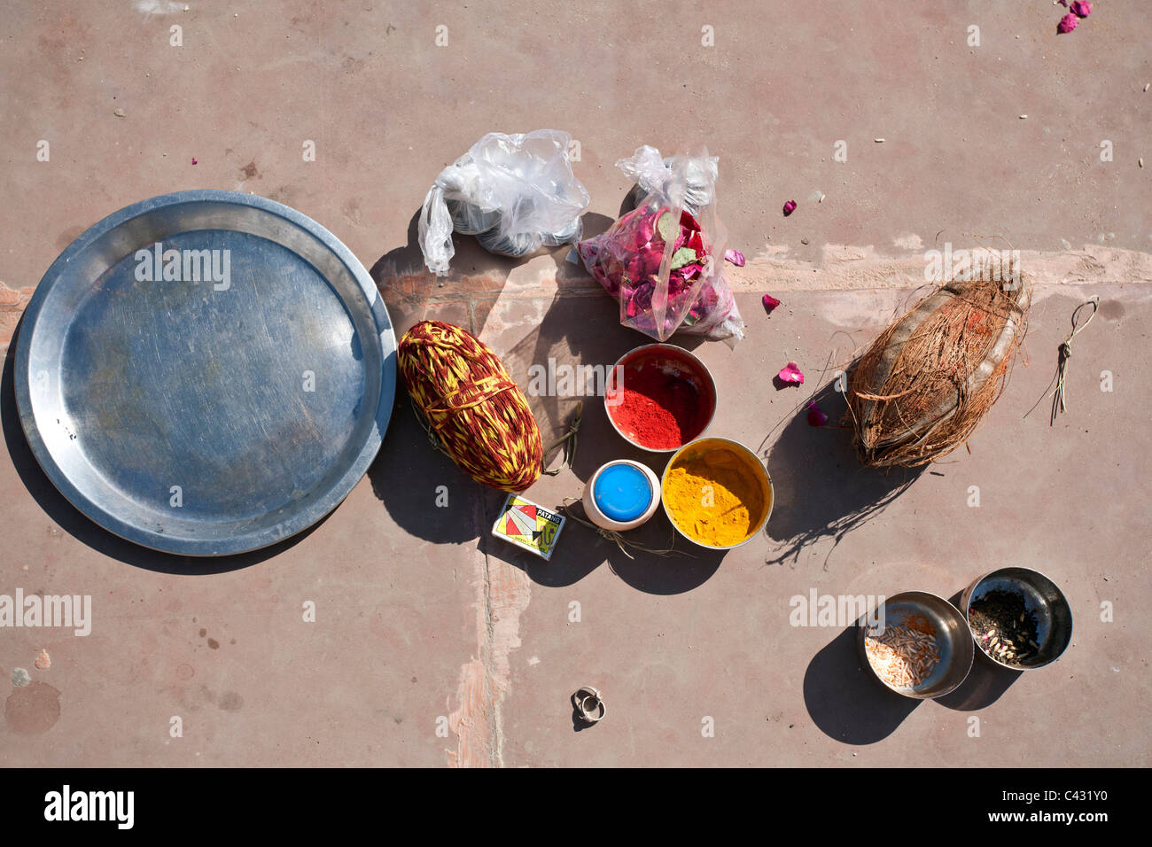 Artefakte von hindu Priester (Brahmanen) verwendet, um eine traditionelle darbringen (Puja). Pushkar-See. Rajasthan. Indien Stockfoto