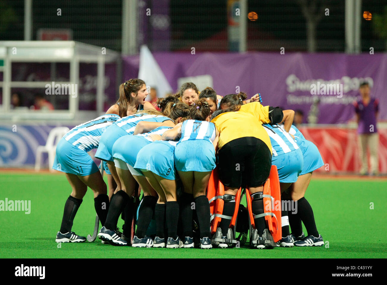Argentinische Spieler kauern vor dem Start der Frauen Finale zwischen Argentinien und Niederlande. Stockfoto