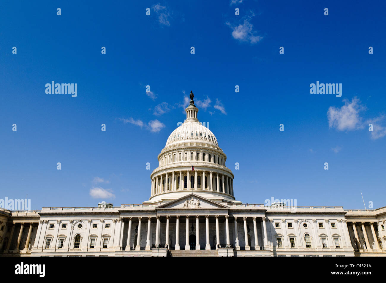 WASHINGTON, DC, Vereinigte Staaten – das Kapitol der Vereinigten Staaten steht majestätisch auf dem Kapitol Hill, dessen berühmte Kuppel sich über dem Ost- und Westflügel erhebt, in dem sich der Senat und das Repräsentantenhaus befinden. Dieses neoklassizistische Meisterwerk, Sitz des US-Kongresses, dient als Sitz der Legislativabteilung der Bundesregierung. Seine markante weiße Fassade und seine große Architektur machen ihn zu einem der bekanntesten Symbole der amerikanischen Demokratie und Regierungsführung. Stockfoto