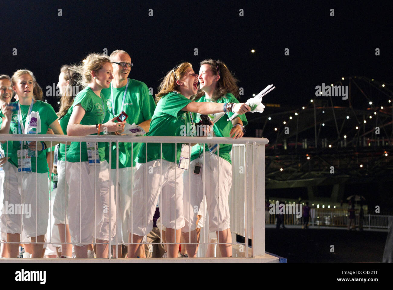 Athleten aus dem irischen Kontingent während der 2010 Singapur Olympischen Jugend-Winterspiele feierlich eröffnet. Stockfoto