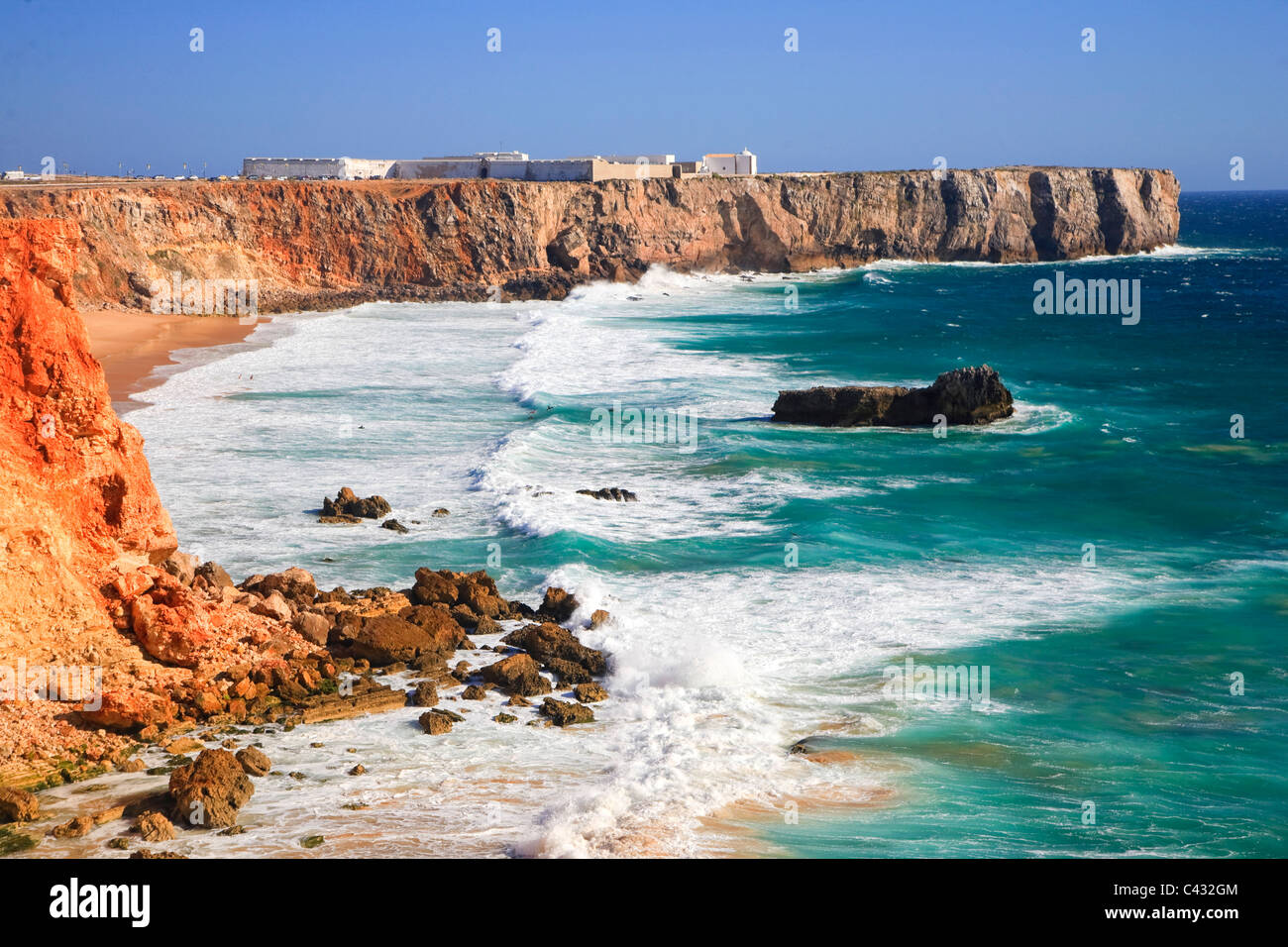 Praia Tonel und Fortaleza de Sagres, Sagres, Parque Natural SW Alentejano e Costa Vicentina, Algarve, Portugal Stockfoto