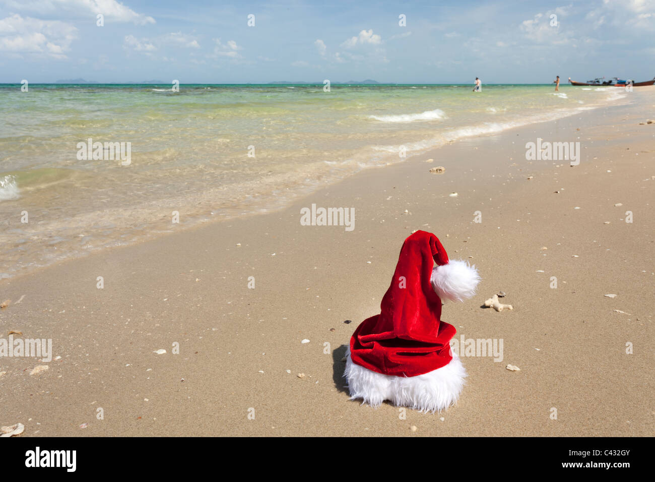 lebendige Santa Hut stehen am tropischen Strand unter Sonnenlicht Stockfoto