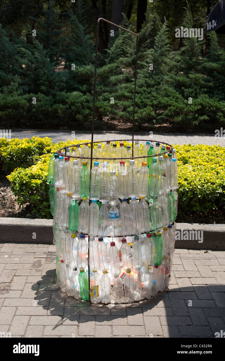 Papierkorb, hergestellt aus recycelten Wasserflaschen Chapultepec Park Mexiko-Stadt Stockfoto
