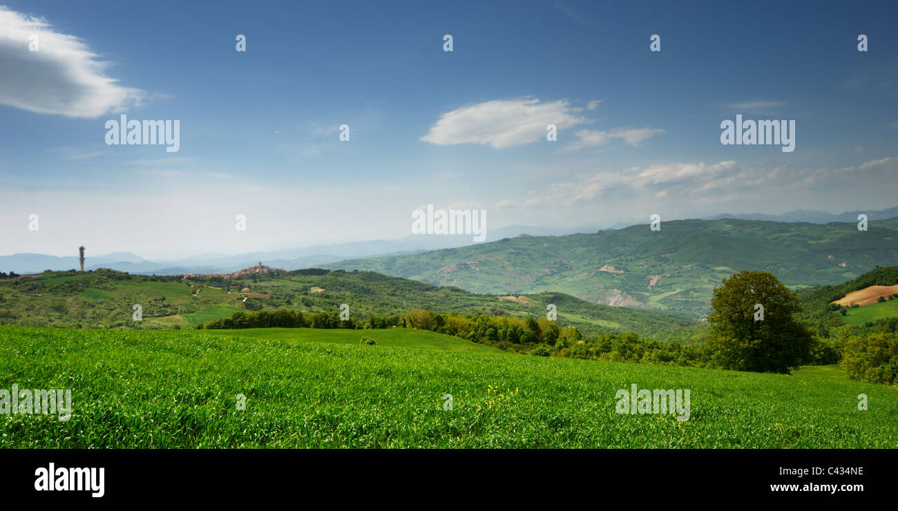 Spätfrühling Landschaft mit weit entfernten Dorf Region Molise (Mitte Italien) Stockfoto