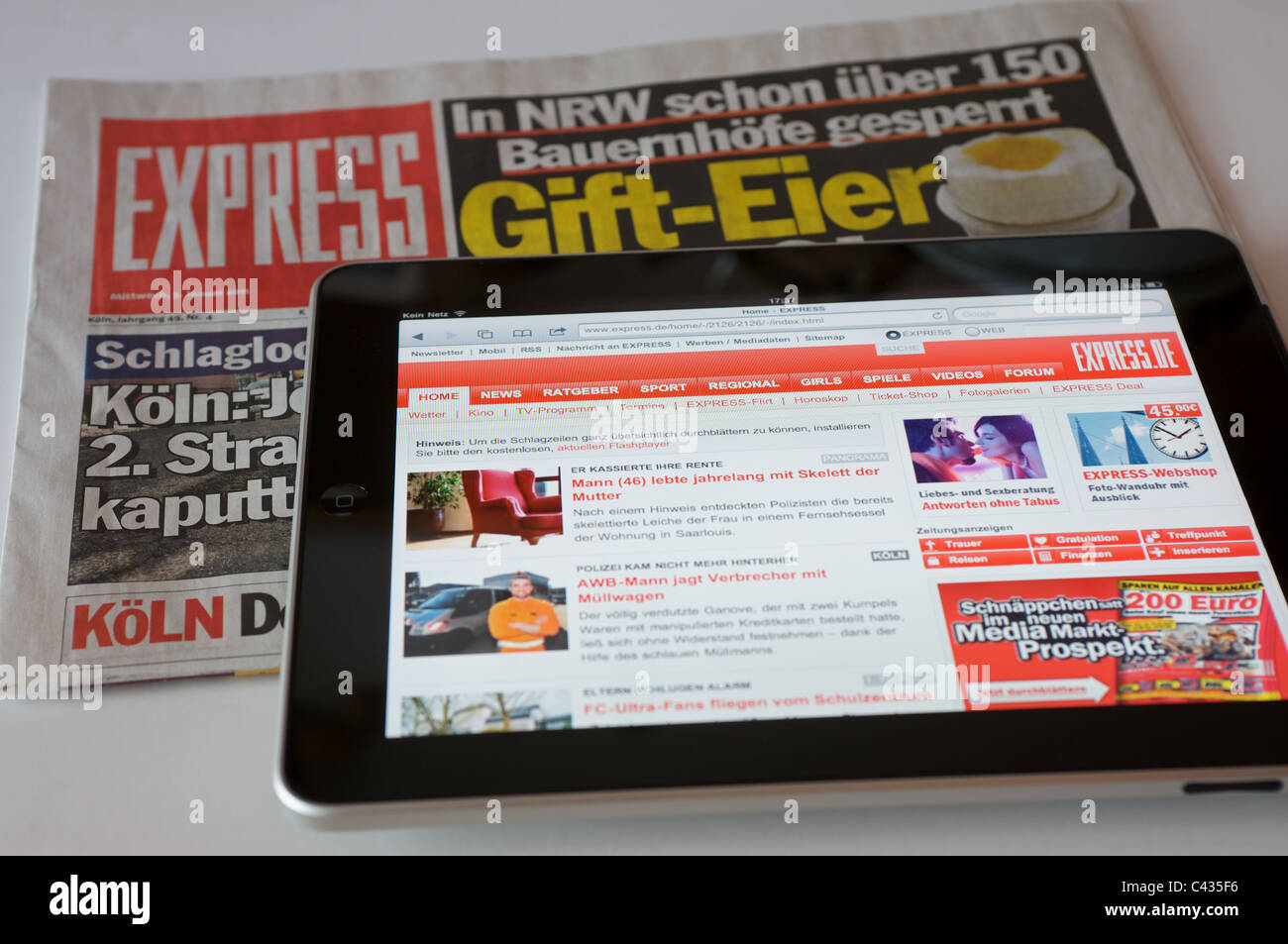 Tablet-Computer die deutschen Zeitung Express anzeigen Stockfoto