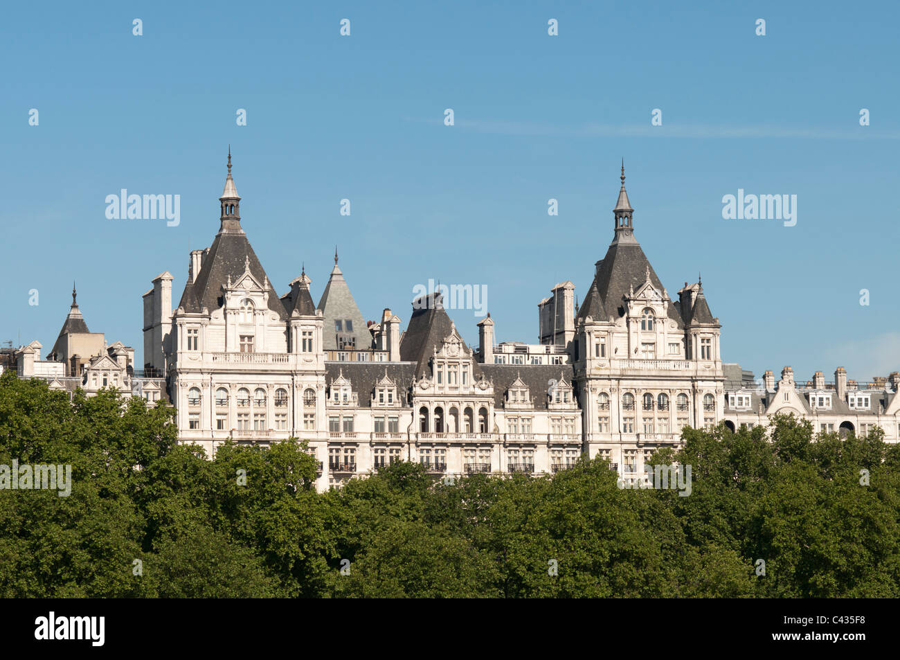Das Royal Horseguards Hotel gesehen betrachtet aus, südlich der Themse, London, England Stockfoto