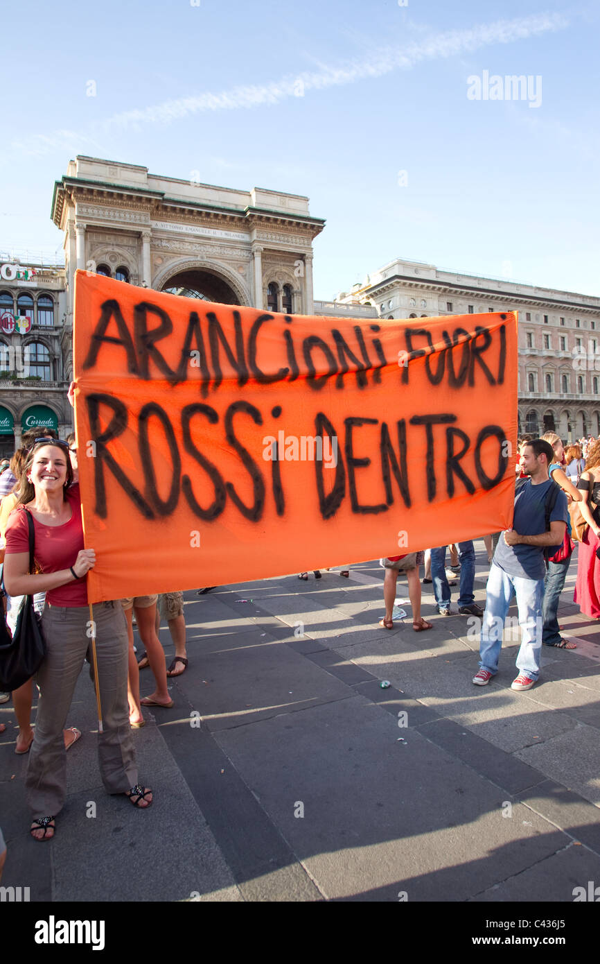 Feiern in Domplatz als Silvio Berlusconis Partei ist bei Milan Wahlen besiegt. Foto: Jeff Gilbert Stockfoto
