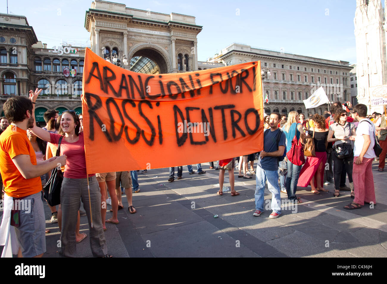 Feiern in Domplatz als Silvio Berlusconis Partei ist bei Milan Wahlen besiegt. Foto: Jeff Gilbert Stockfoto