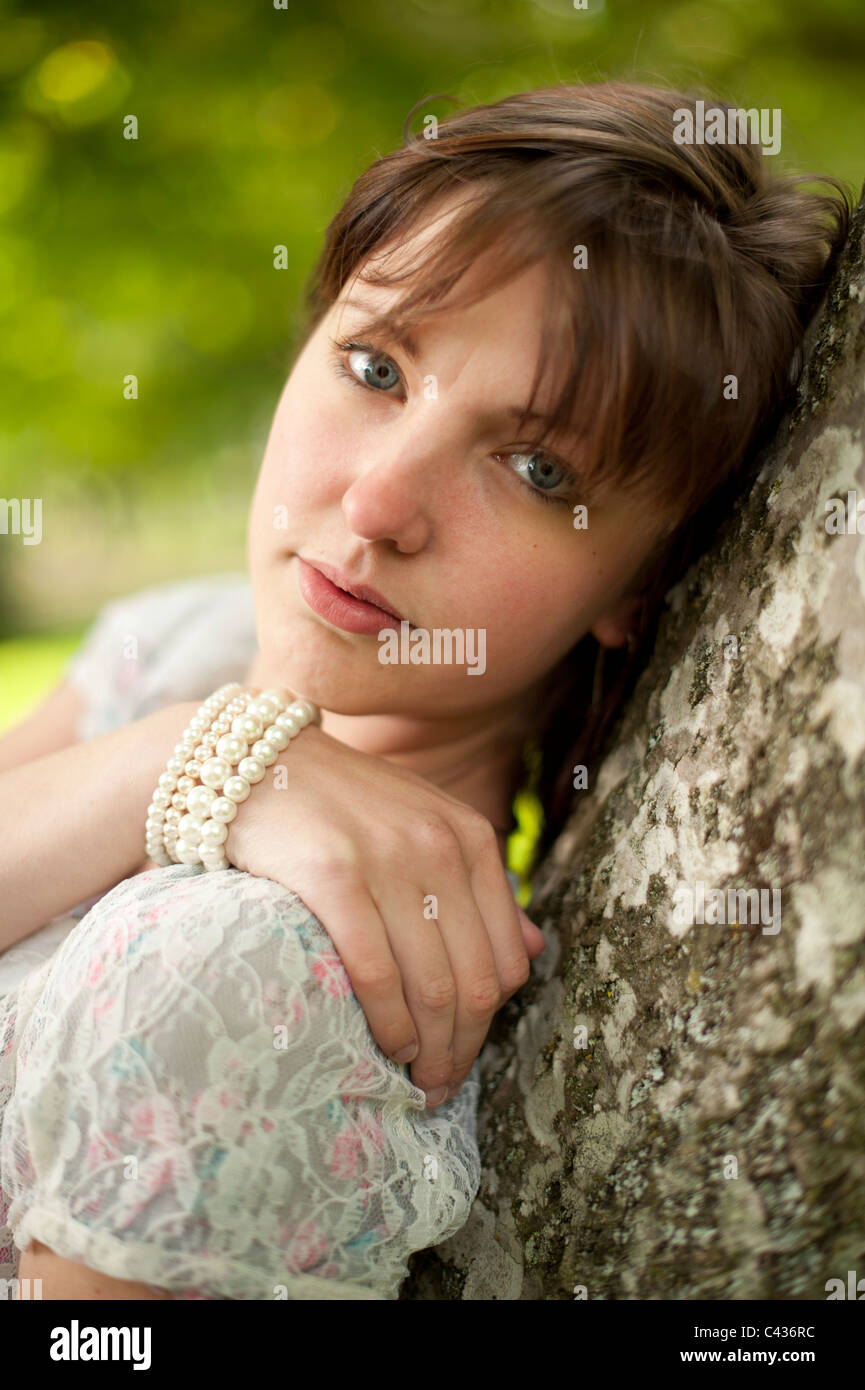 Eine junge schlanke attraktive Mädchen in ihren späten Teens oder frühen 20er Jahre, im Freien in einer Waldlichtung. UK Stockfoto