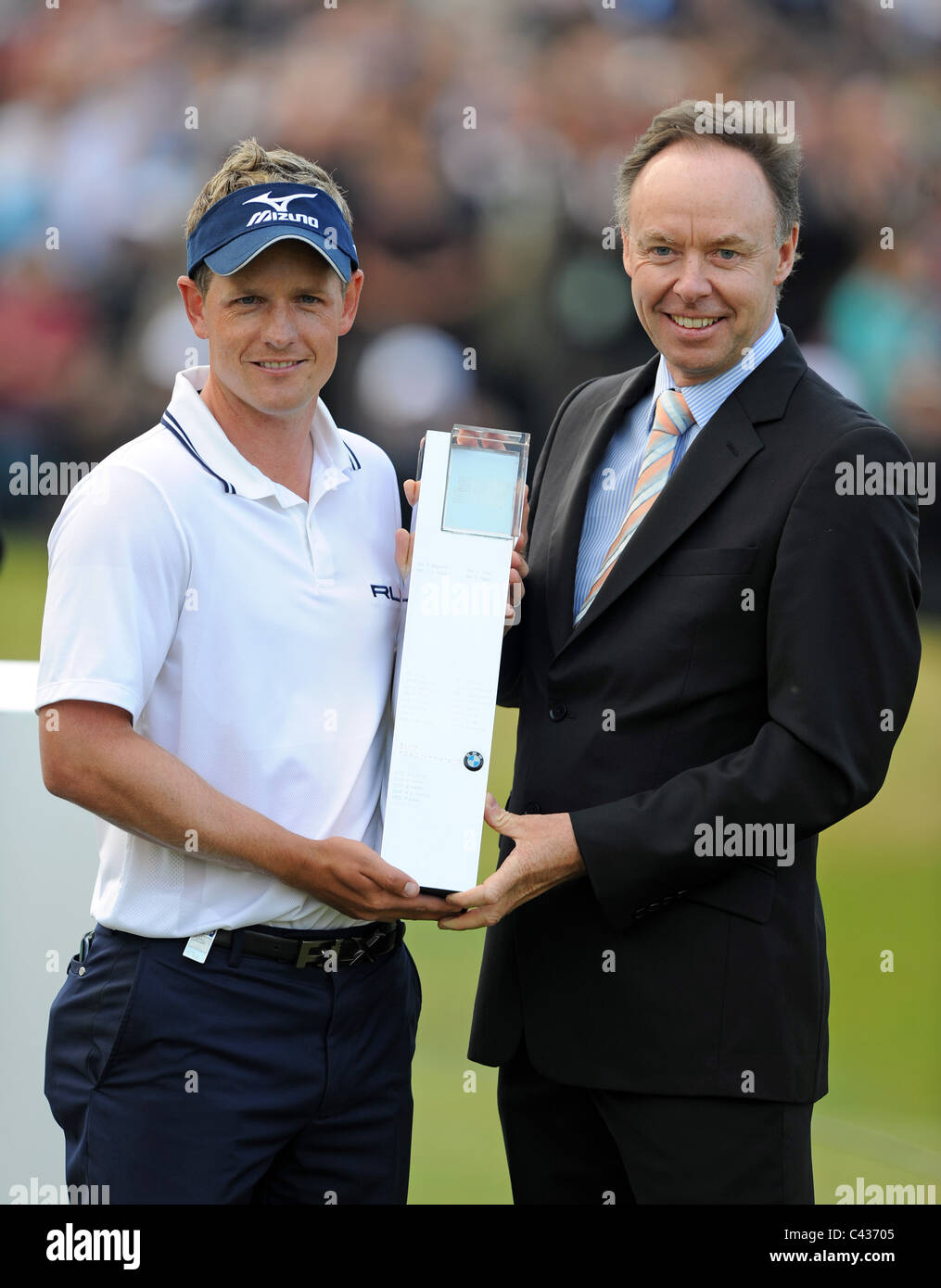Golfer Luke Donald posiert mit BMW PGA Trophy Stockfoto