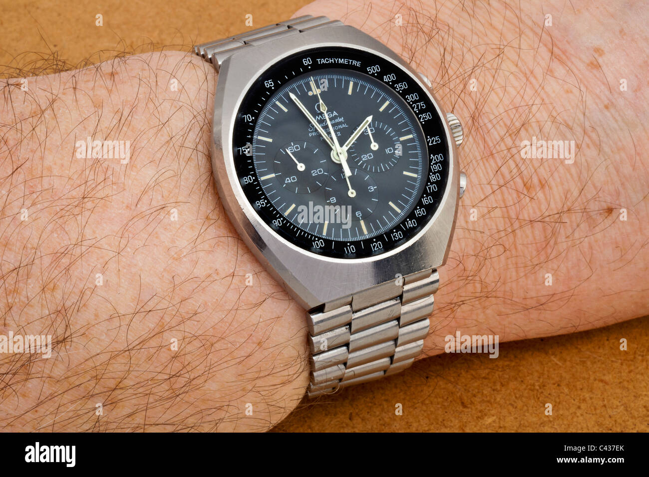 Omega Speedmaster Professional Mark II Edelstahl Swiss Chronograph Armbanduhr mit schwarzem Zifferblatt und weißen Hände JMH4896 Stockfoto
