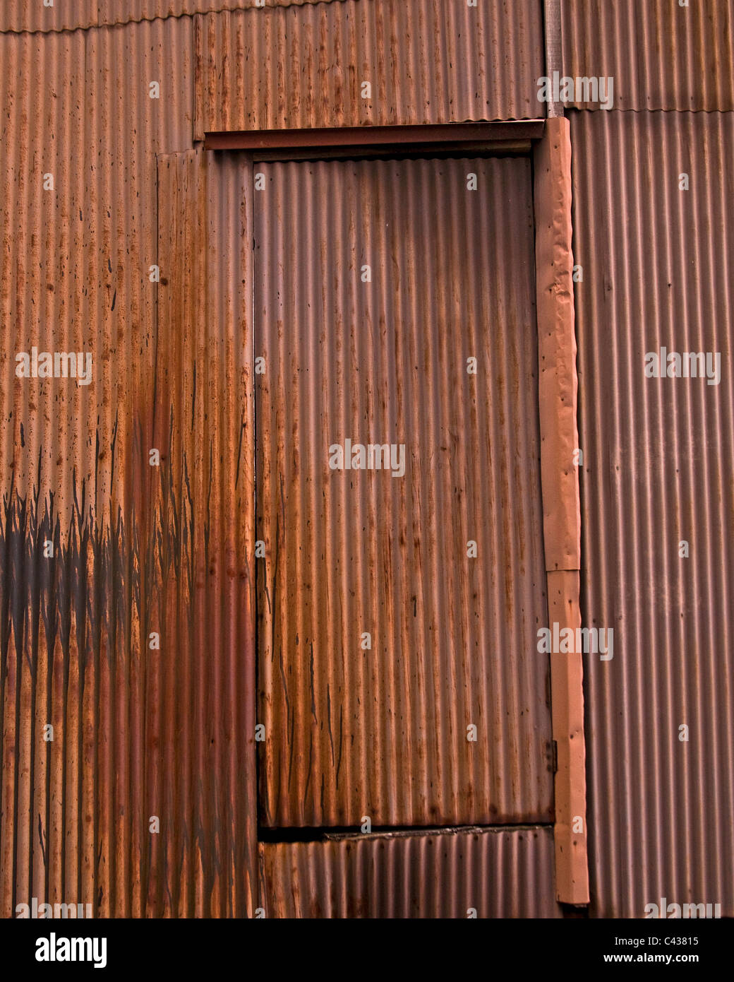 Wellpappe Stahltür an verrosteten Wand Stockfoto