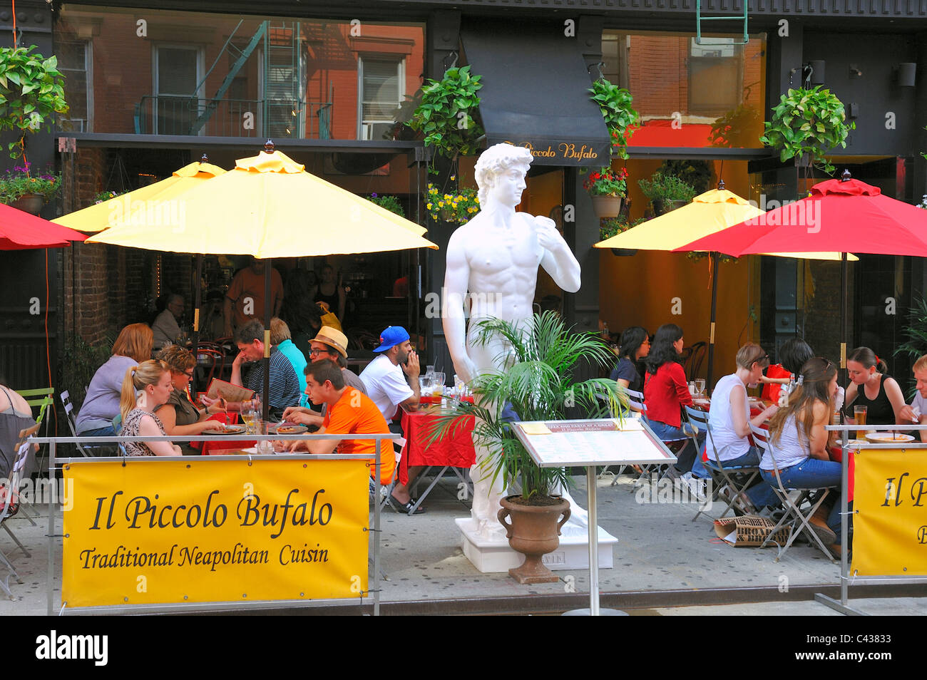 Essen im Freien im Restaurant Il Piccolo Bufalo in der Mulberry Street. in New York City. Stockfoto