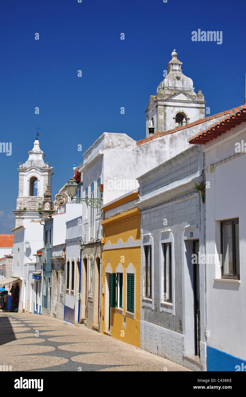 Straßenszene mit der Kirche Igreja de Santo Antonio, Lagos, Algarve, Portugal Stockfoto