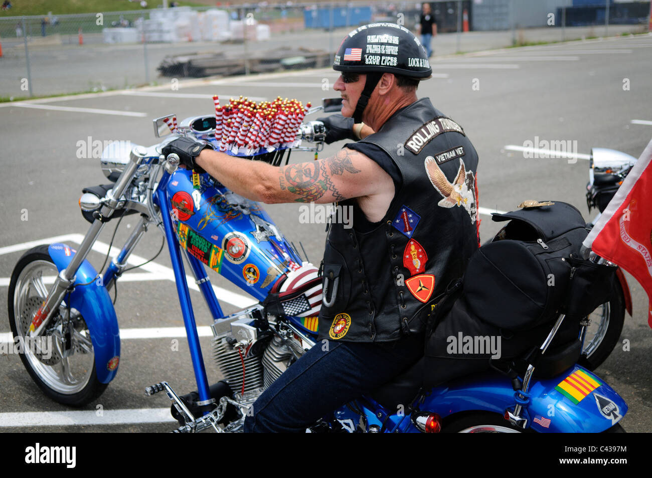 ARLINGTON VA, USA – Motorradfahrer fahren während der jährlichen Rolling Thunder Motorradrallye am 29. Mai 2011 vom nördlichen Parkplatz des Pentagons ab. Die Veranstaltung, die Tausende von Reitern anzieht, ehrt amerikanische Veteranen und Kriegsgefangene. Die Teilnehmer treffen sich im Pentagon, bevor sie im Rahmen der Aktivitäten am Memorial Day-Wochenende durch die Innenstadt von Washington DC fahren. Stockfoto