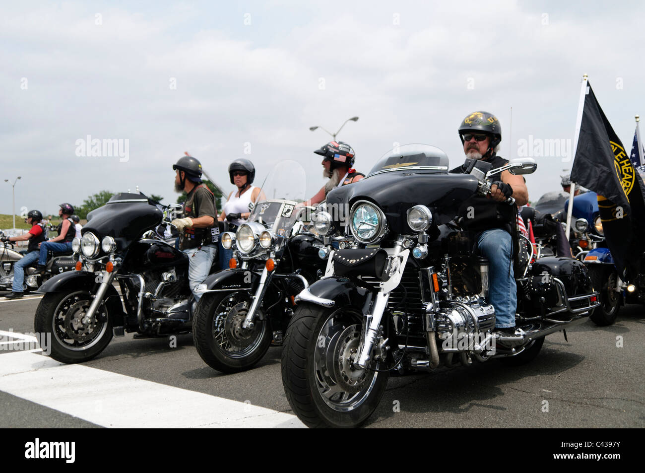 ARLINGTON, VA - Mitfahrer auf der Harley Davidson die Teilnahme an der jährlichen Rolling Thunder Motorrad Rallye durch die Innenstadt von Washington DC am 29. Mai 2011. Diese Aufnahme wurde als die Mitfahrer waren verlassen die Staging Area im Norden der Parkplatz des Pentagon, wo Tausende von Bikes und Fahrer gesammelt hatte. Stockfoto