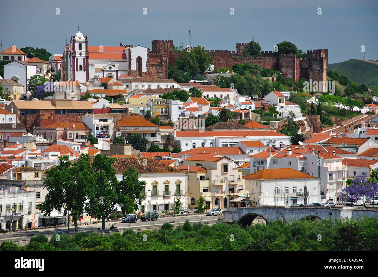 Blick auf Hügel Stadt und Burg, Silves, Silves Gemeinde, Region Distrikt Faro, Algarve, Portugal Stockfoto