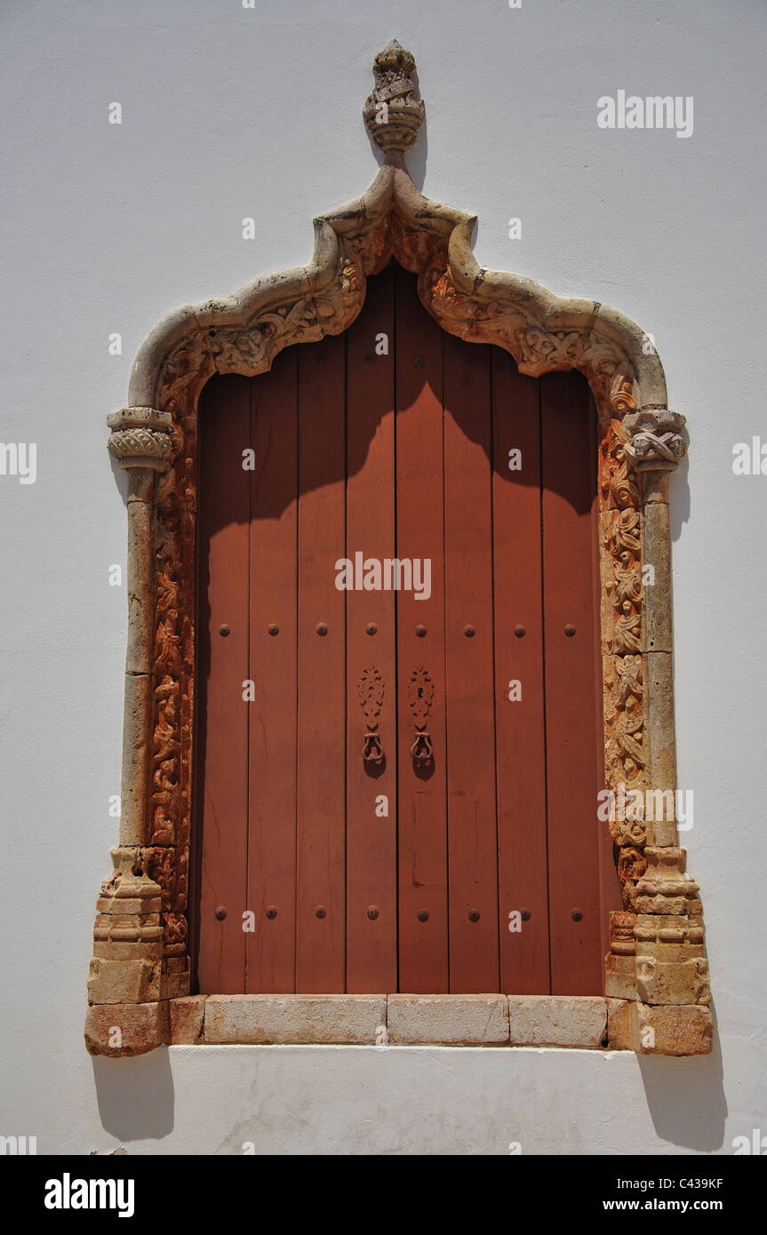 Altes Eingangstor gegenüber der Kathedrale von Silves, Silves, Algarve, Portugal Stockfoto