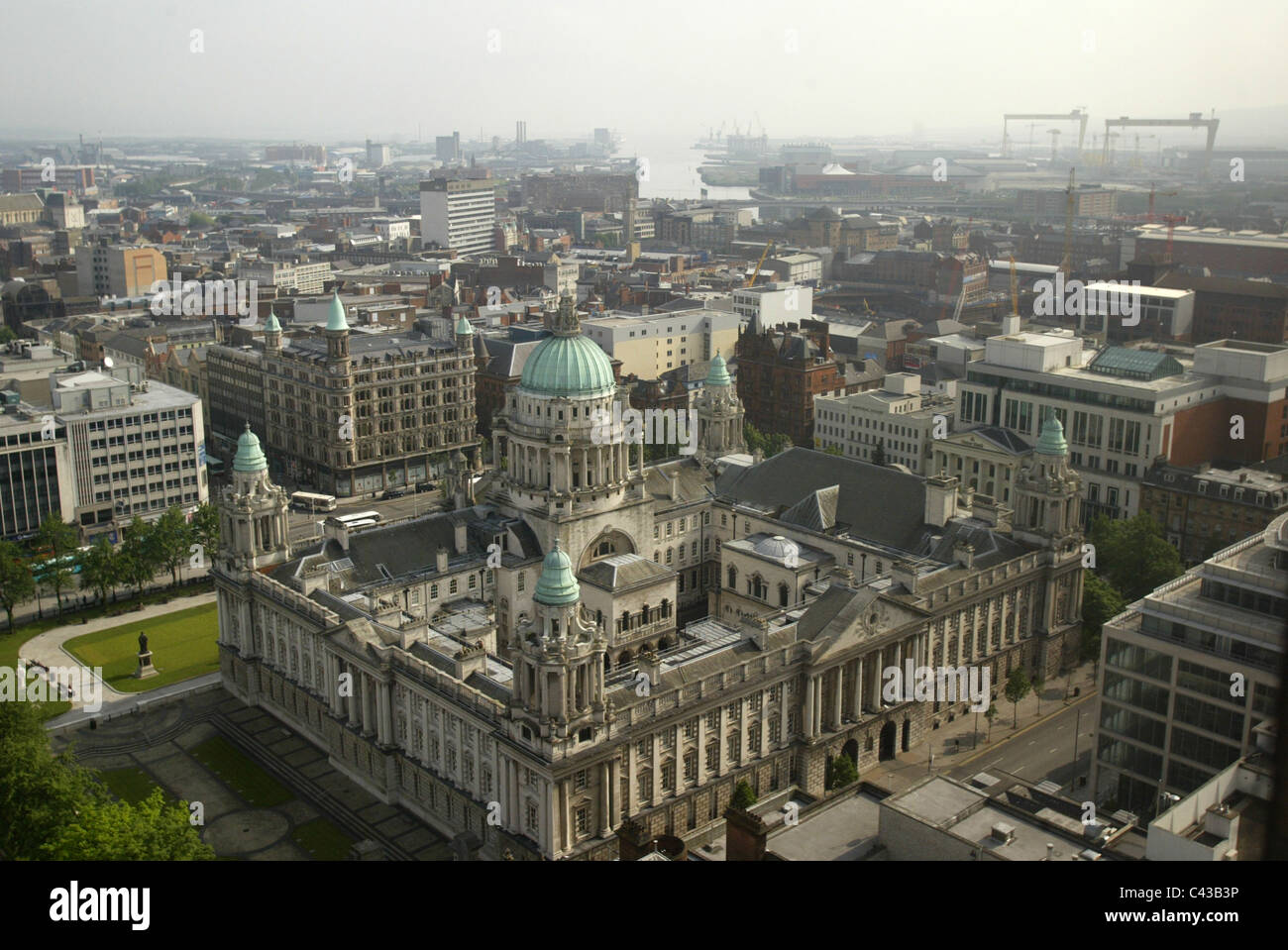 Belfast (/ˈbɛl.fɑːst/ oder /ˈbɛl.fæst/; aus irischen: Béal Feirste Bedeutung "Mund der Sandbänke") ist die Hauptstadt und größte Stadt von Nordirland und das Zentrum der zehntgrößte primäre Stadtregion im Vereinigten Königreich.  Auf dem Fluss Lagan hatte es eine Bevölkerung von 286.000 bei der Volkszählung 2011 und 333.871 nach der Reform von 2015 des Rates. Belfast wurde im Jahre 1888 Stadtstatus zuerkannt. Belfast war ein Zentrum der irischen Leinen, Tabak Verarbeitung, Seil-Herstellung und Schiffbau: im frühen 20. Jahrhundert, Harland und Wolff, die RMS Titanic gebaut, war der weltweit größten und die meisten Produ Stockfoto