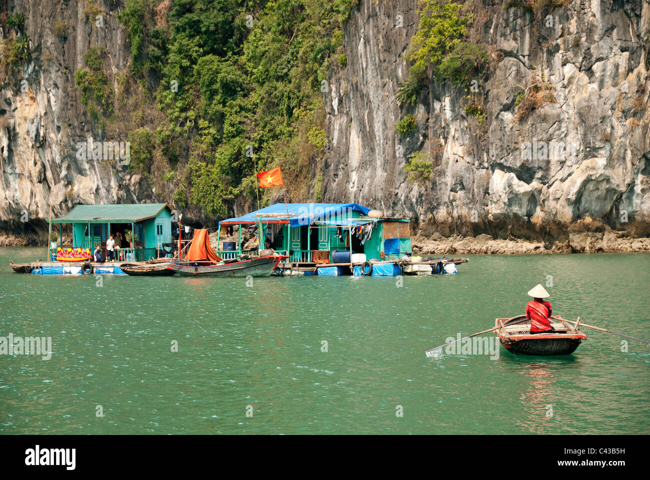 vietnamesische Meer Zigeuner Dorf in Halong Bucht Stockfoto