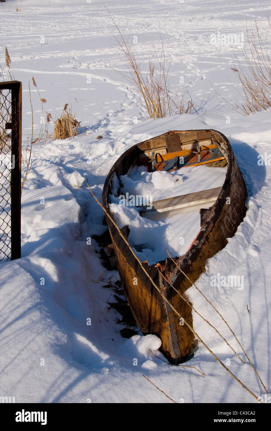 Alten Holzboot ruht auf der Küste des Flusses gebrochen. Stockfoto