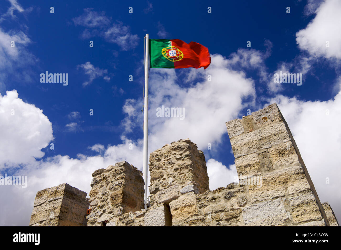 Portugal Flagge an einem Mast befindet sich auf einem Turm der Burg von St. George; Lissabon Stockfoto