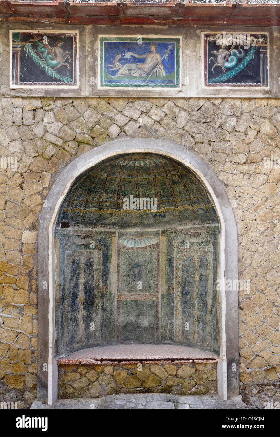 Antike römische Stadtmauer mit Wandmalereien Fabelwesen Meer und eine Nische für eine Statue von vulkanischen Tuff gebaut Stockfoto