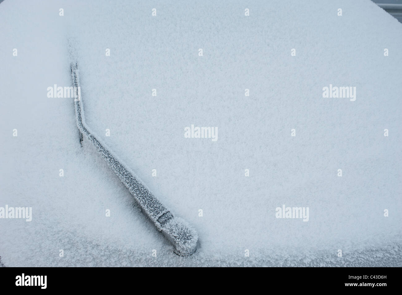 Scheibenwischer an frostbedeckter Windschutzscheibe Stockfoto