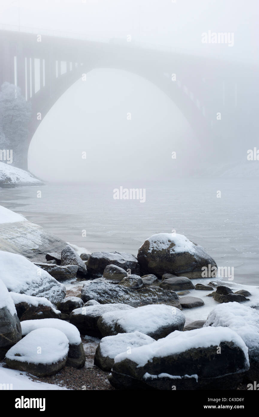 Unter der Skuru-Brücke (Skrurubron) in Nacka, Schweden im winter Stockfoto